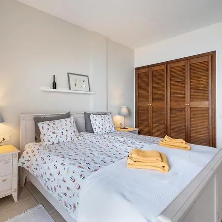 Vistamar-with Ocean View בית נופש